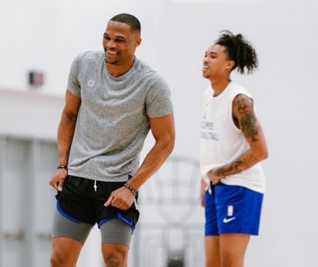 华体会平台-把快艇当家！韦少找回快乐：新赛季助卡椒冲冠