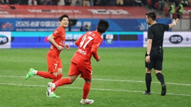 302天蛰伏，8分钟绽放！武磊满血归来，海港有救了！|上海海港|青岛西海岸|康复|球队|训练_新浪体育_新浪新闻