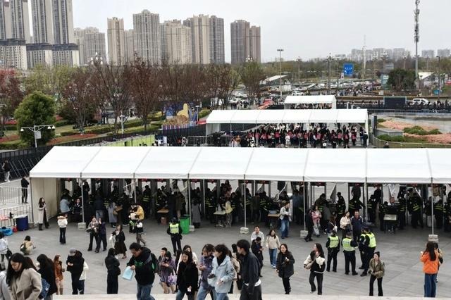 华体会登录-近6万名观众来金牛观赛观演，五粮液文体中心迎来今年首个双馆同开|五粮液文化体育中心|中超|金牛区|中超联赛|成都蓉城_新浪体育_新浪新闻